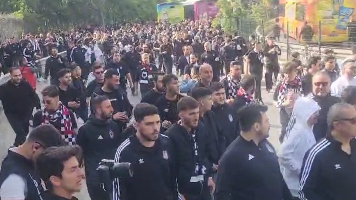 Beşiktaş taraftarı Kadıköy’ü inletti. Fenerbahçe’ye seslendi
