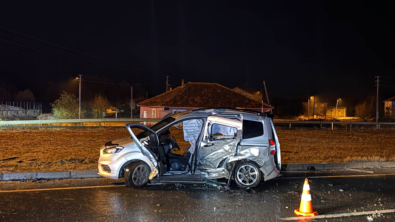 Uşak’ta feci kaza: 1 ölü, 5 yaralı